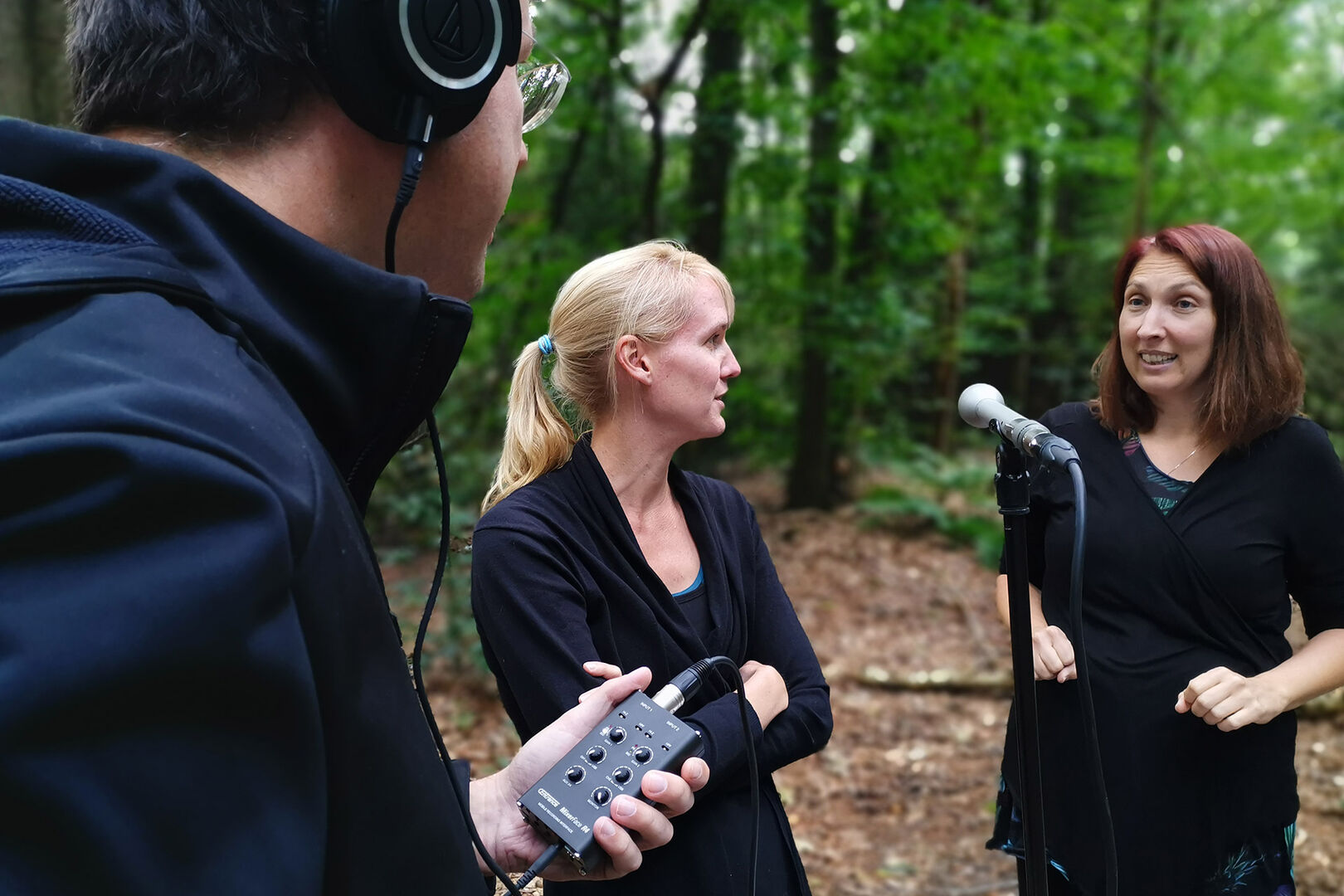 Audio-voor-de-tour-Martijn-t-Sas-en-actrices-Annemieke-Pennings-en-Irene-Sturm-Pixies-zinnenprikkelende-multimediale-pop-up-theatervoorstelling-Midsummer-Madness