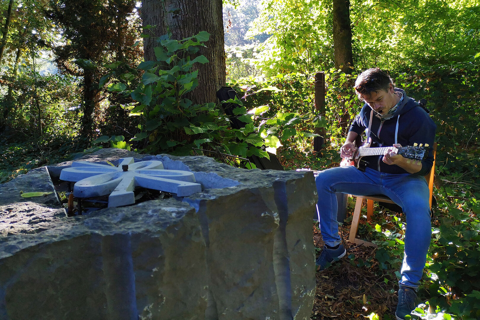 begeleiding-op-gitaar-door-muzikant-Peter-Weterings-in-de-zinnenprikkelende-multimediale-pop-up-theatervoorstelling-Midsummer-Madness