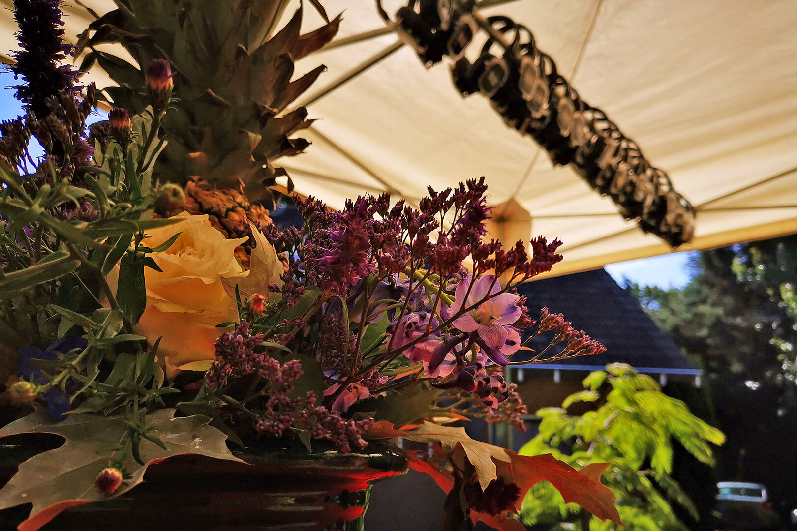 bloemstuk-en-koptelefoons-van-de-zinnenprikkelende-multimediale-pop-up-theatervoorstelling-Midsummer-Madness