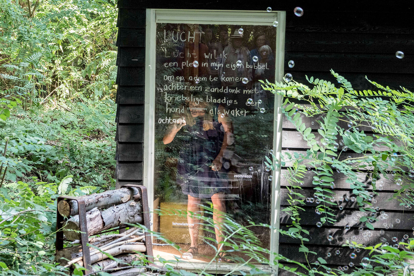 Eefje-Fleskens-zet-haar-gedachten-op-het-raam-als-Helena-in-de-zinnenprikkelende-multimediale-pop-up-theatervoorstelling-Midsummer-Madness