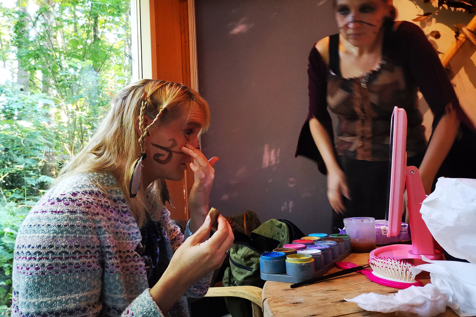 In-de-make-up-Annemieke-Pennings-en-Irene-Sturm-Pixies-zinnenprikkelende-multimediale-pop-up-theatervoorstelling-Midsummer-Madness