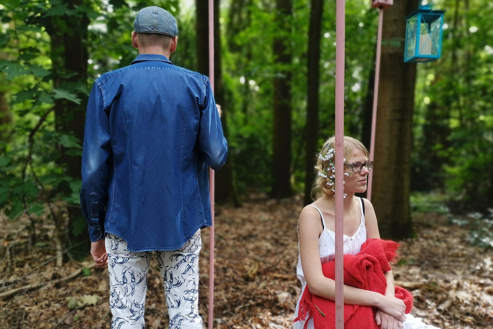 Michiel-Couperus-speelt-Lysander-samen-met-Romy-van-Dongen-speelt-Hermia-in-de-zinnenprikkelende-multimediale-pop-up-theatervoorstelling-Midsummer-Madness