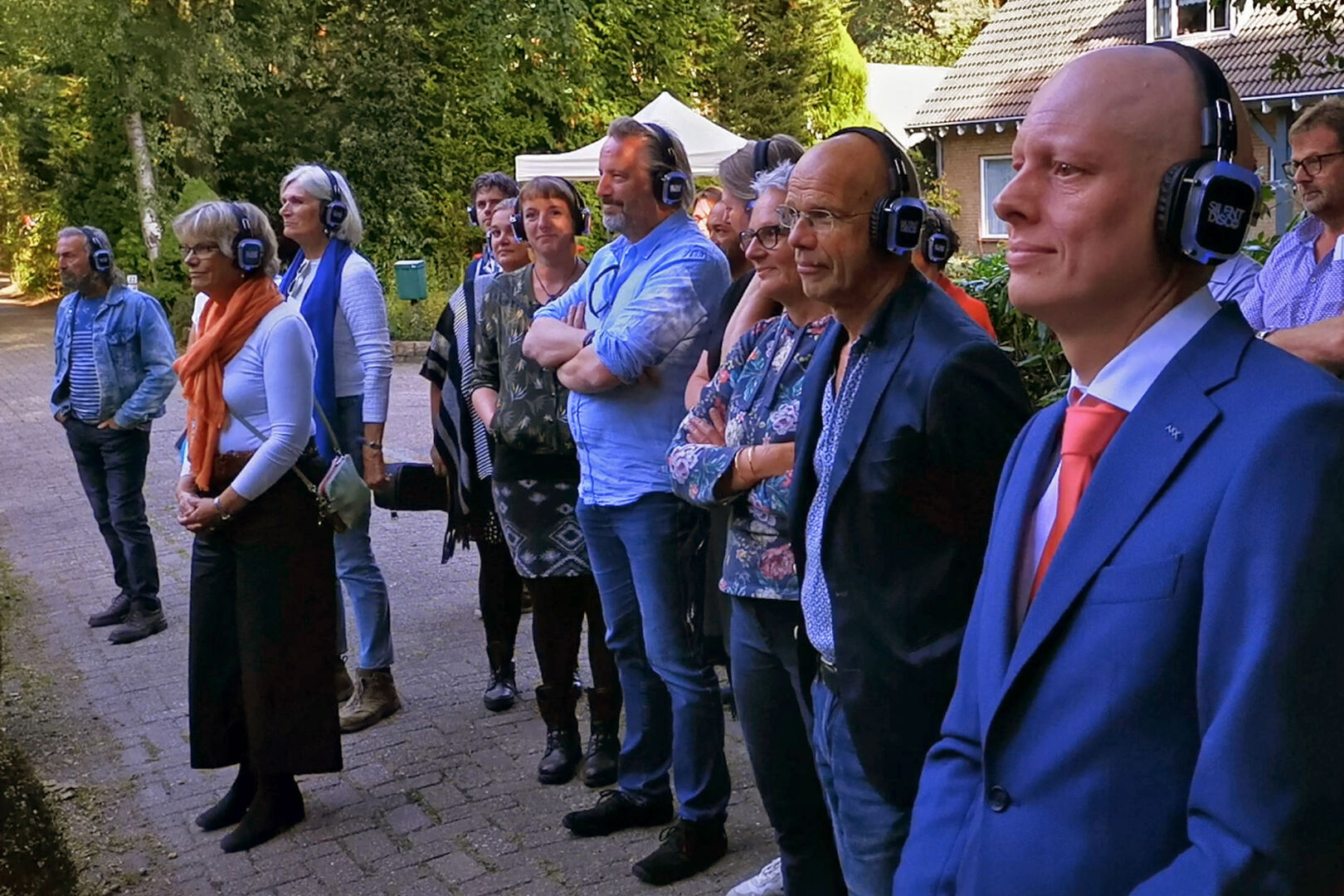 publiek-kijkt-naar-scene-uit-de-zinnenprikkelende-multimediale-pop-up-theatervoorstelling-Midsummer-Madness