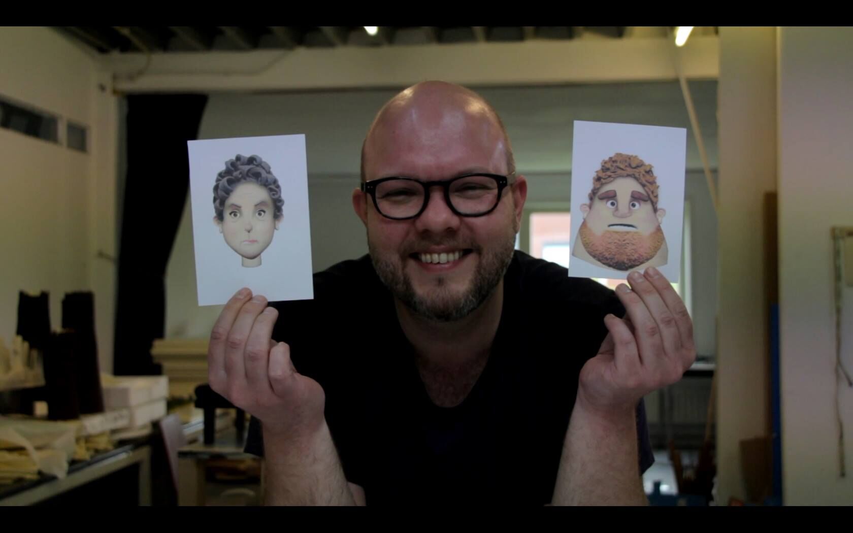 Wouter in de studio met ontwerpen (still uit filmbeeld door Rein Peeters)